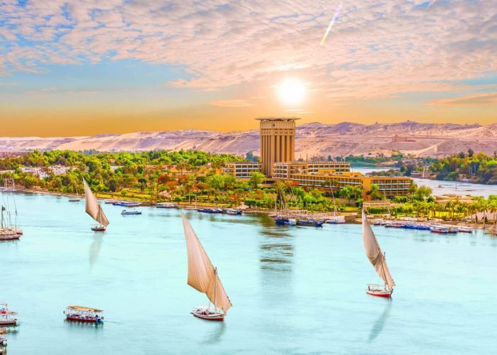 Alguns Barcos Navegando No Nilo A Partir De Aswan