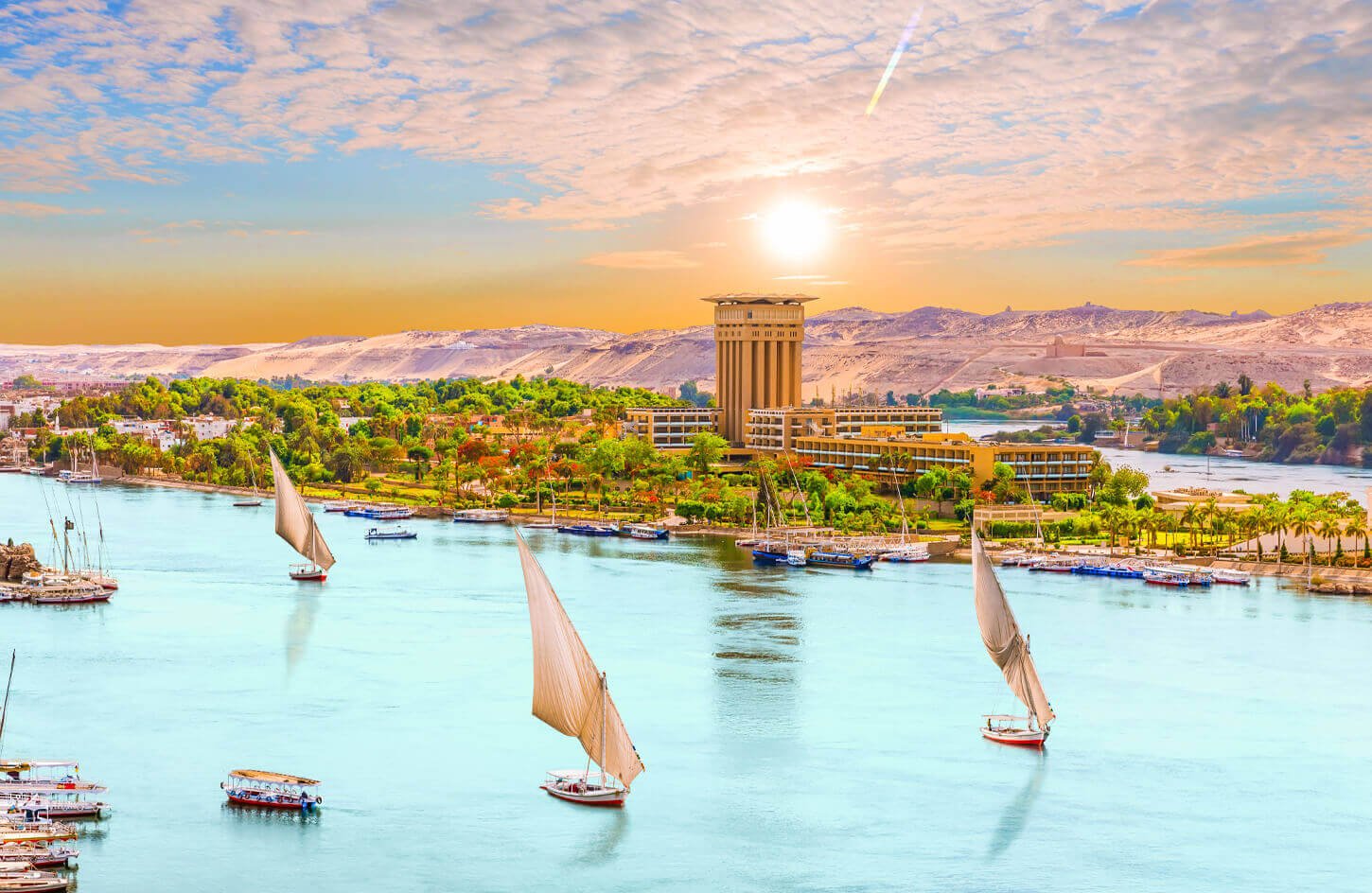Alguns Barcos Navegando No Nilo A Partir De Aswan