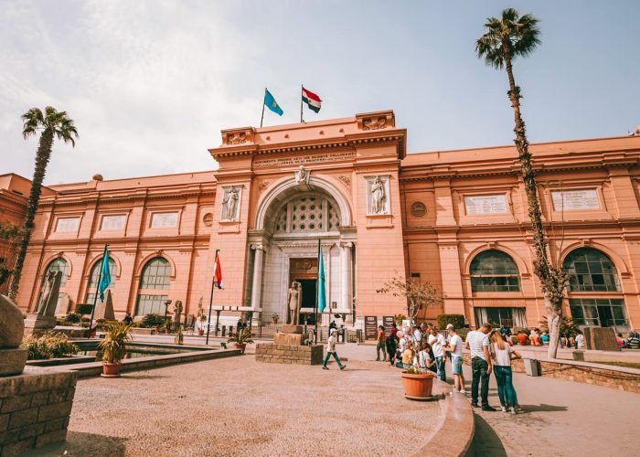 Alguns Turistas Da Entrada Do Museu Egipcio