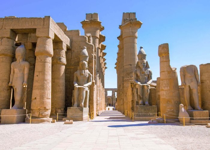 As Maravilhosas Estatuas Em Frente A Entrada Do Templo De Luxor