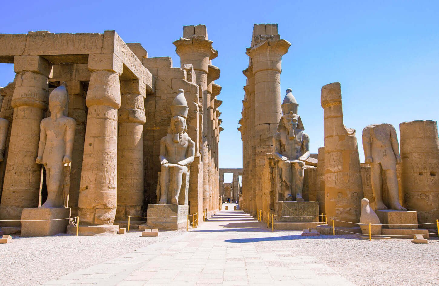 As Maravilhosas Estatuas Em Frente A Entrada Do Templo De Luxor