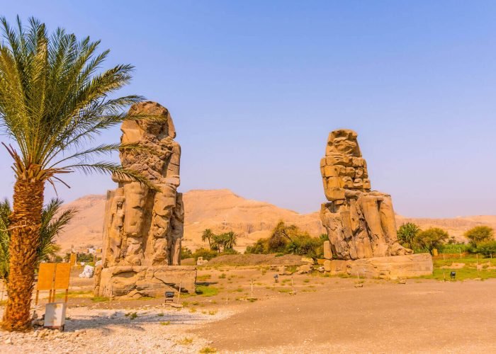 Casal Da Visita Aos Dois Estatuas De Memnon Em Luxor