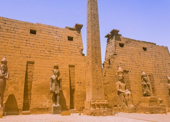 Estatuas E Um Obelisco Da Fachada Do Templo De Luxor