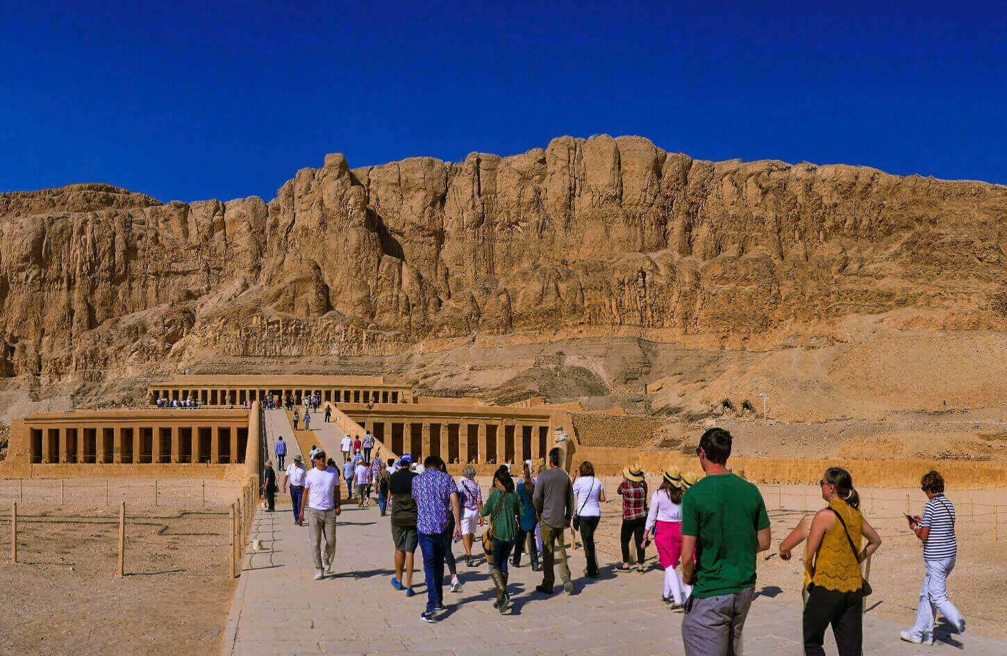 Foto Da Entrada Do Templo De Hatshepsut Durante A Entrada Dos Visitantes