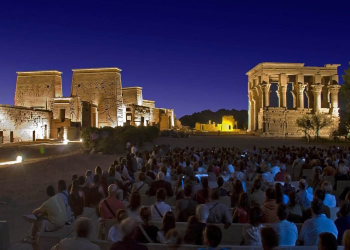 Foto Dos Visitantes Ao Templo De Philae Durante O Show De Luz E Som