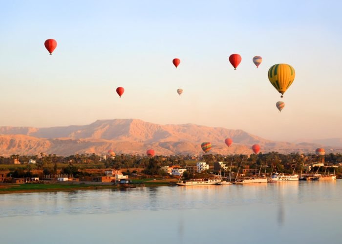 Foto Incrivel De Um Balao De Ar Quente Sobre A Bela Cidade De Luxor