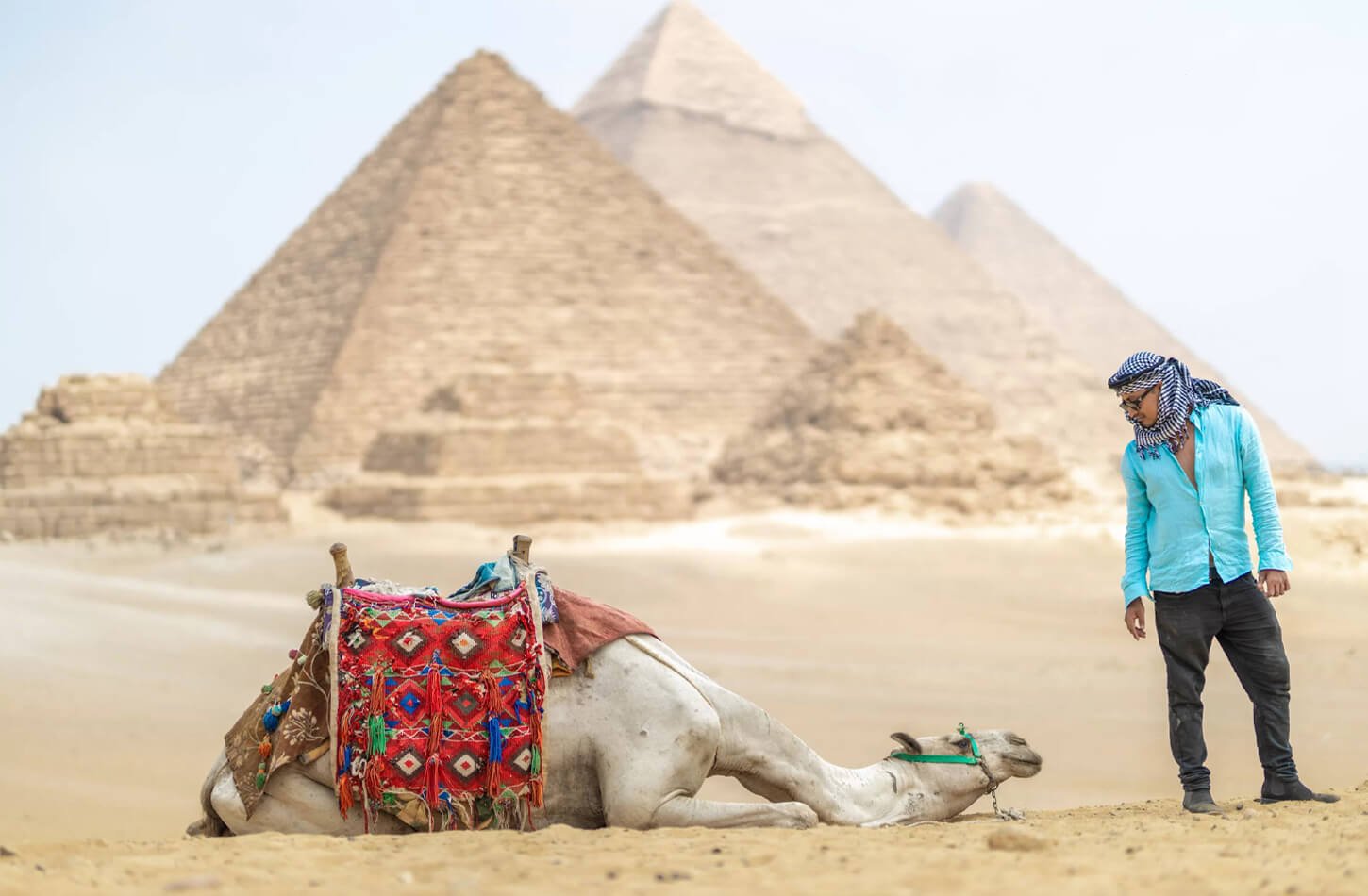Fotos Muito Maravilhosas De Um Turista Em Frente As Piramides De Gize Enquanto Monta Camelos