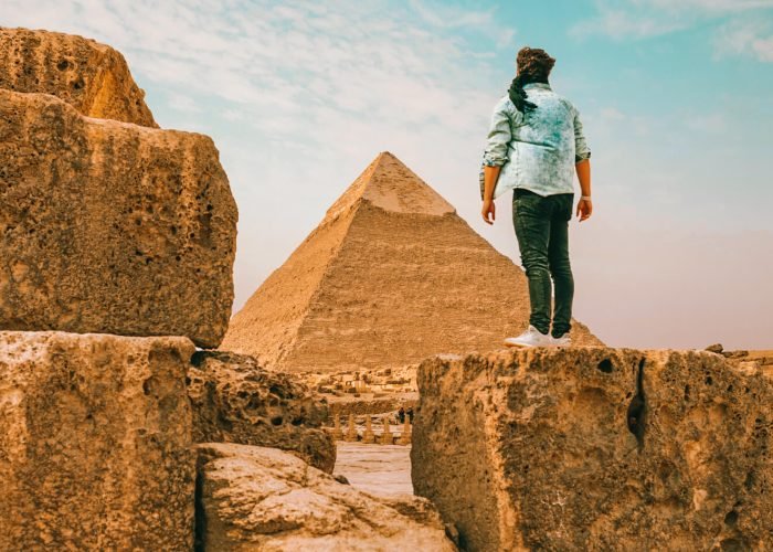 Homem Turista Em Pe Em Frente A Piramide De Khafre