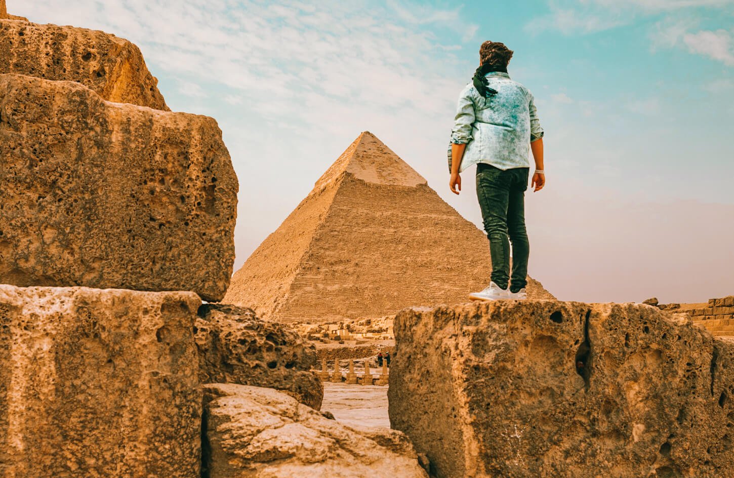 Homem Turista Em Pe Em Frente A Piramide De Khafre