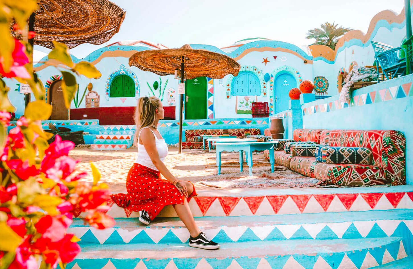Um Turista Aproveita Sentar Na Vila Nubia
