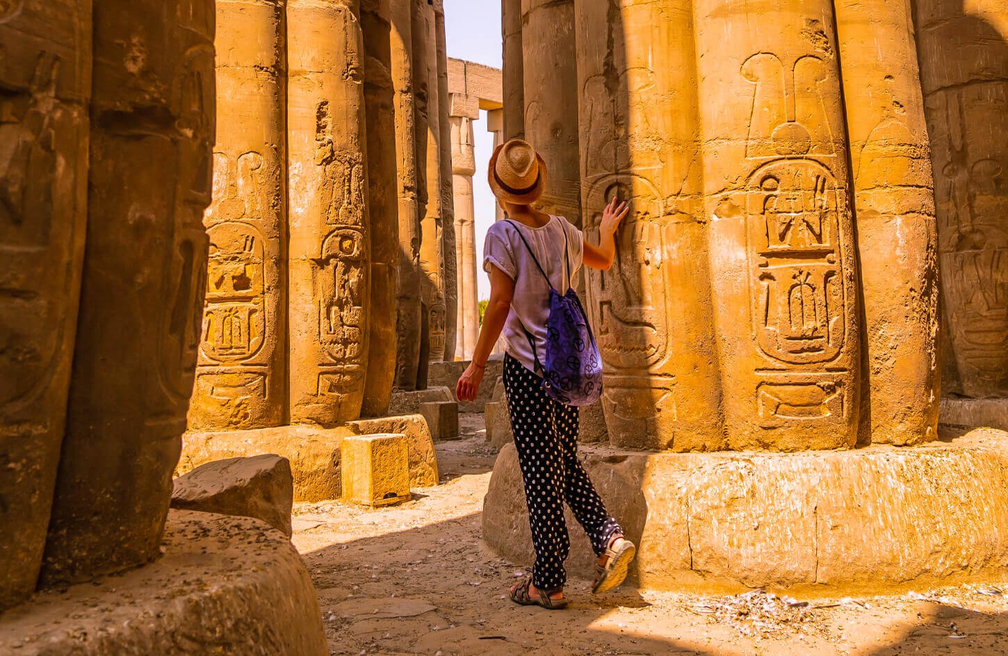 Um Turista Perto De Uma Das Colunas Do Templo De Karnak