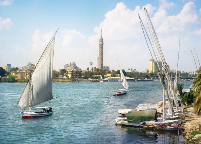 Uma Foto Da Feluca No Cairo No Rio Nilo Com A Torre Do Cairo
