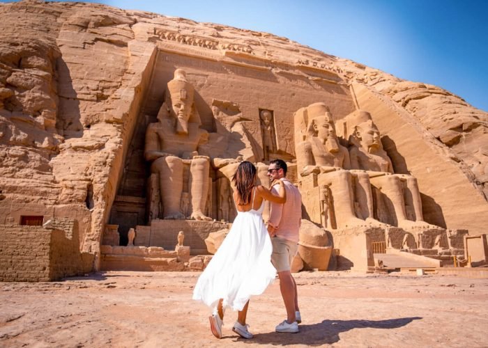 Uma Foto De Um Casal Em Frente Ao Templo De Abu Simbel Em Aswan