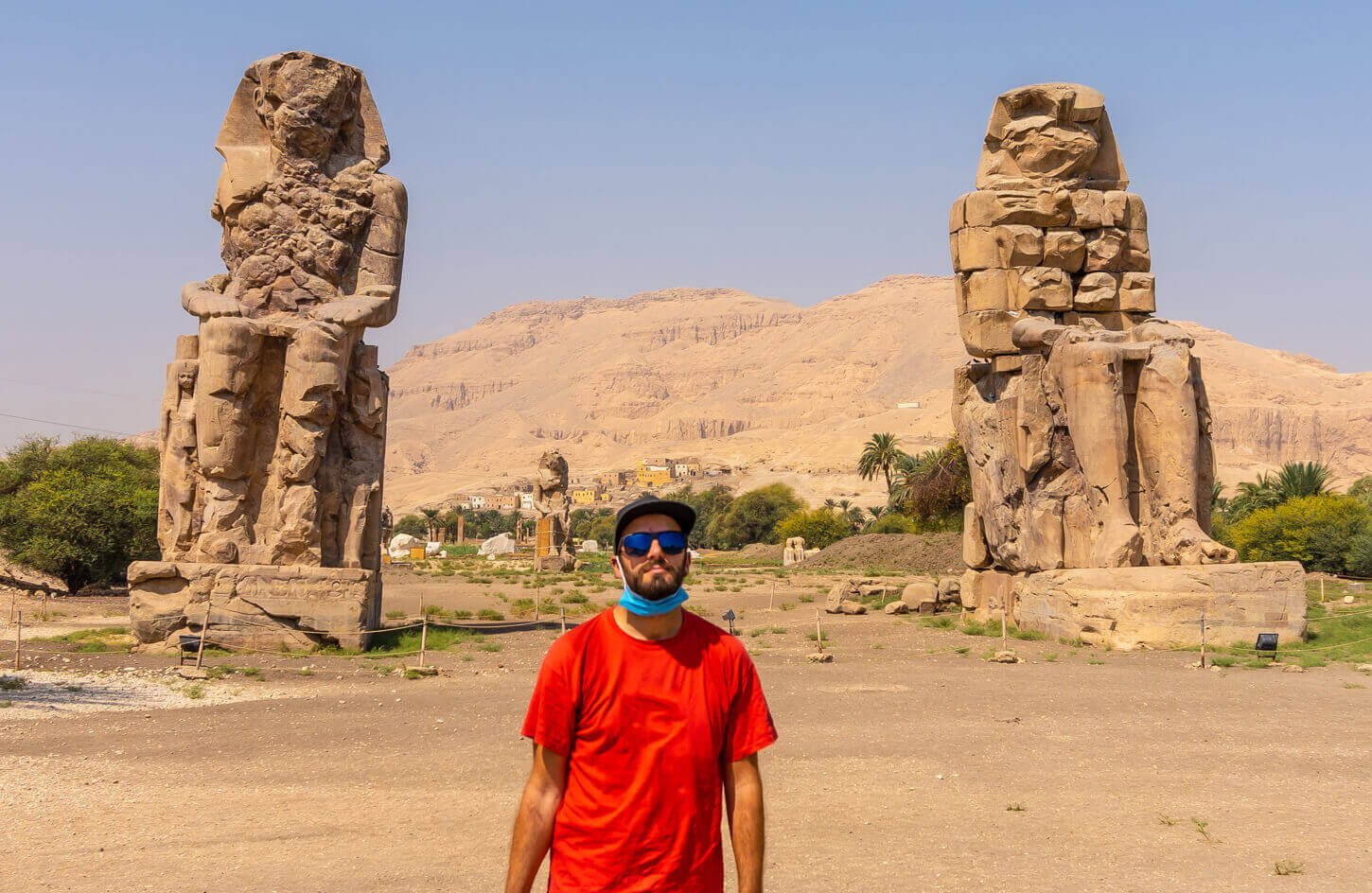 Uma Foto De Um Visitante Em Frente Aos Colossos De Memnon
