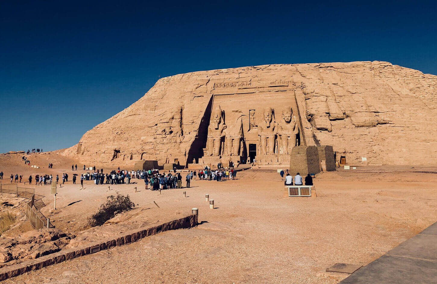 Uma Foto De Uma Das Visitas Ao Maravilhoso Templo De Abu Simbel