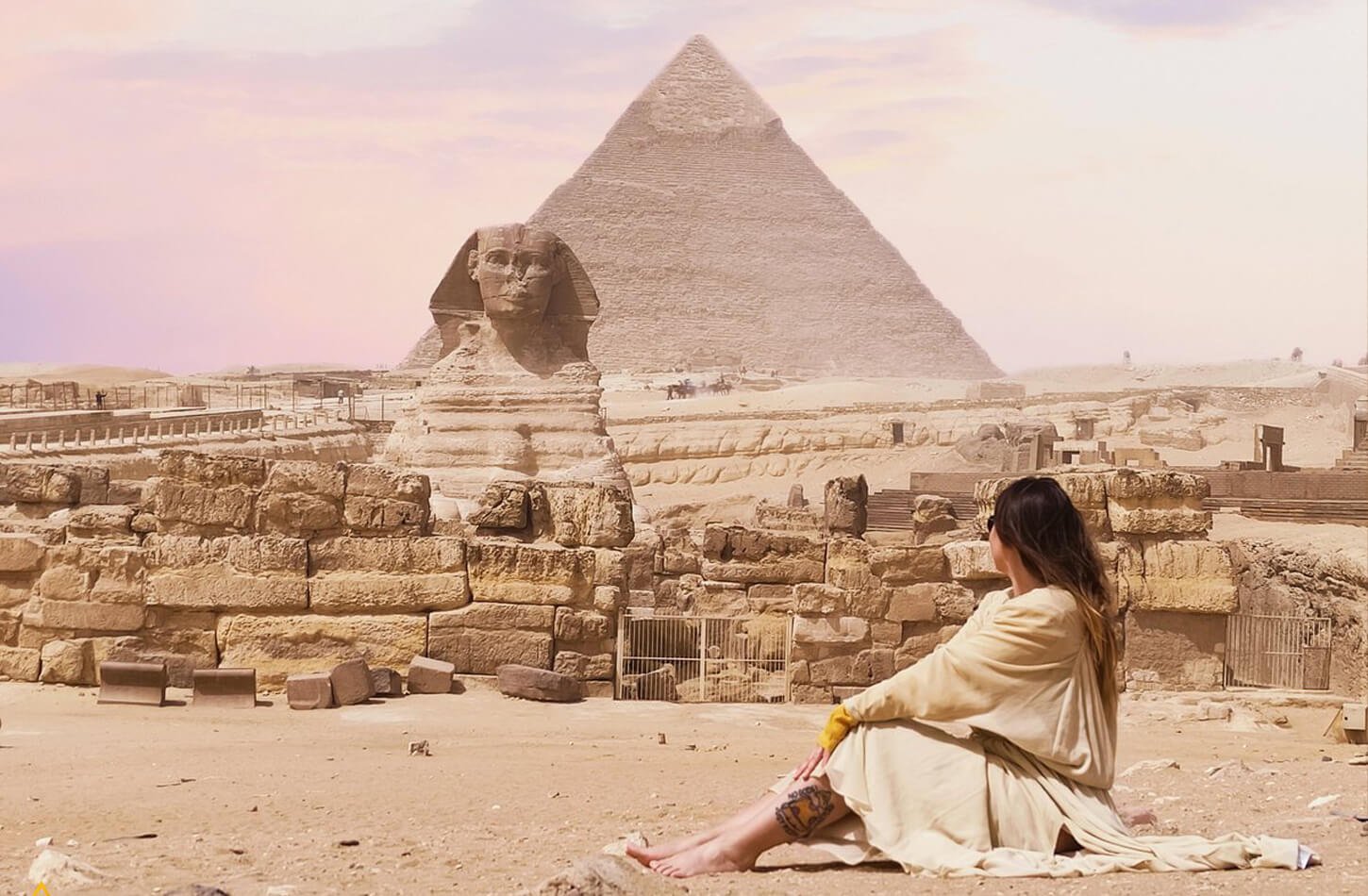 Uma Foto De Uma Mulher Em Frente As Piramides De Gize