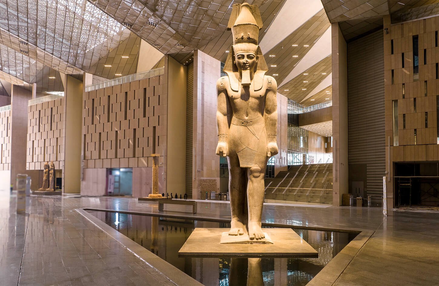 Uma Foto Incrivel De Uma Das Estatuas Dentro Do Grande Museu Egipcio