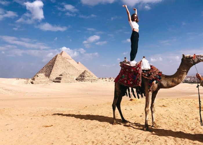 Uma Foto Incrivel De Uma Turista Em Pe Em Um Camelo