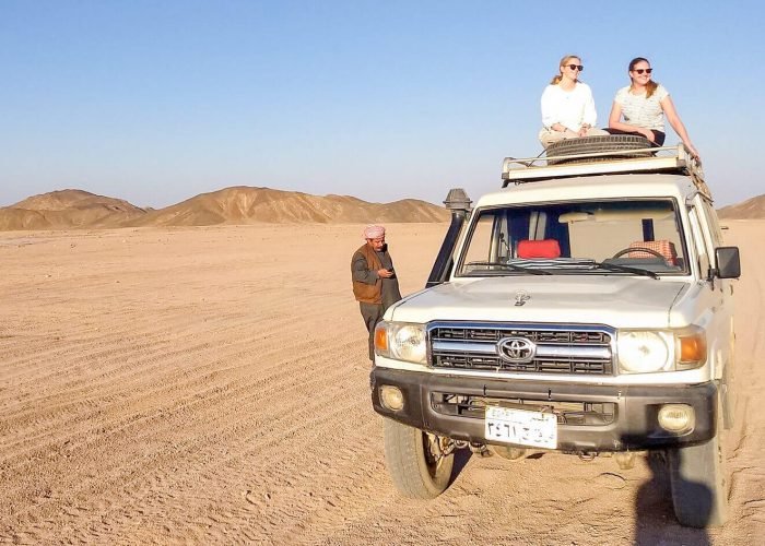 Uma Foto Maravilhosa De Duas Garotas Sentadas Em Um Veiculo 4x4 De Um Passeio De Safari