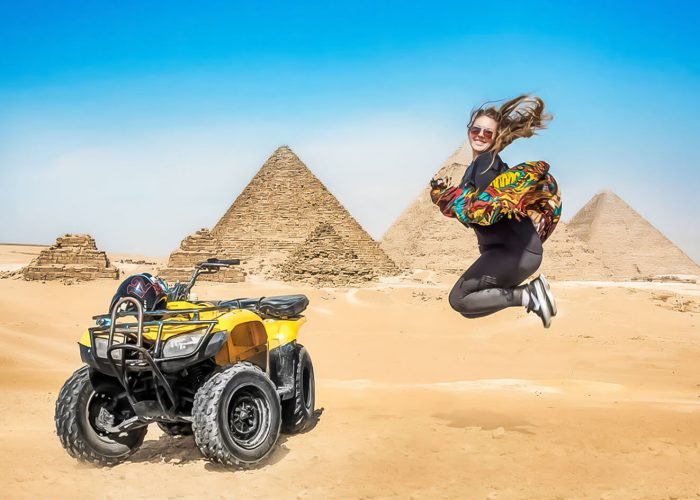Uma Foto Maravilhosa De Um Turista Com Um Quadriciclo Em Frente As Piramides De Giza