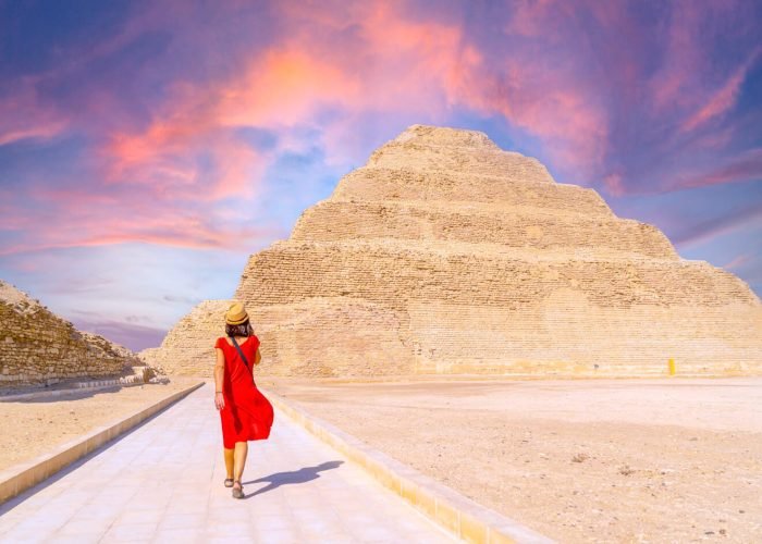 Uma Foto Maravilhosa De Um Turista Em Frente A Piramide De Saqqara