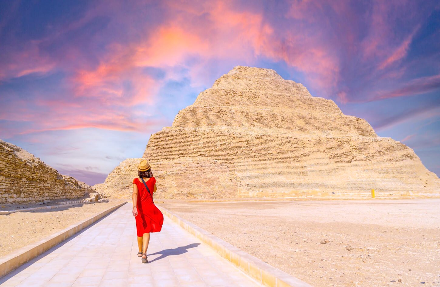 Uma Foto Maravilhosa De Um Turista Em Frente A Piramide De Saqqara