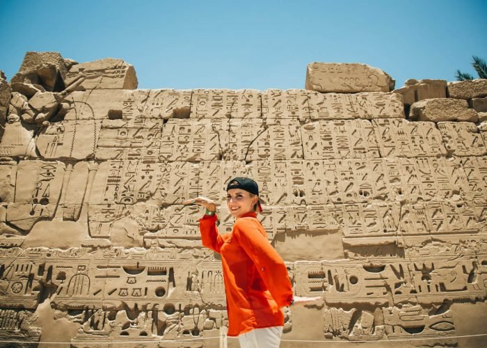Uma Foto Maravilhosa De Um Turista No Templo De Luxor