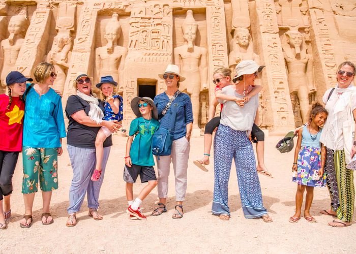 Uma Foto Maravilhosa De Uma Familia Em Frente Ao Templo De Abu Simbel