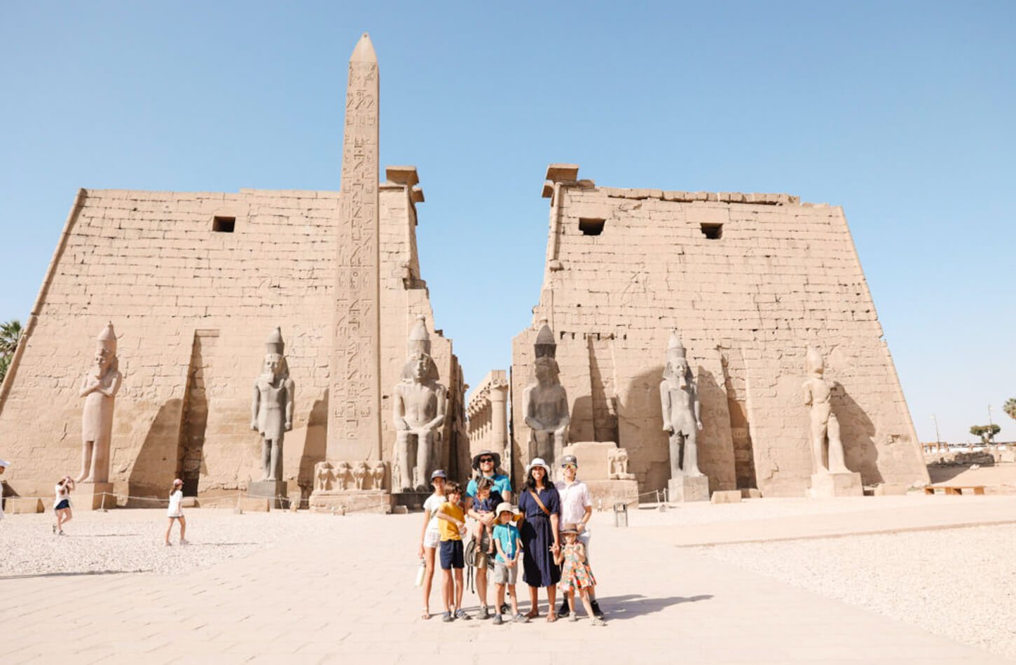 Uma Foto Maravilhosa De Uma Familia Em Frente Ao Templo De Luxor