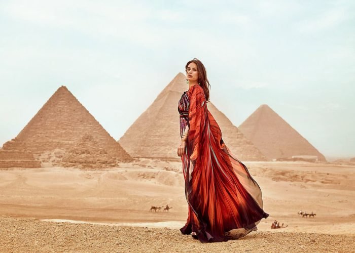 Uma Foto Maravilhosa De Uma Garota Usando Um Vestido Vermelho Em Frente As Piramides