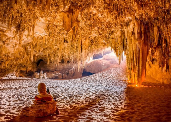 Uma Foto Maravilhosa De Uma Menina De Dentro Da Caverna Djara Na Oasis De Bahariya