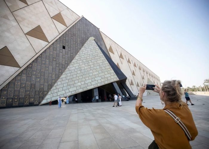 Uma Foto Maravilhosa De Uma Mulher Em Frente Ao Granmuseu Egipcio