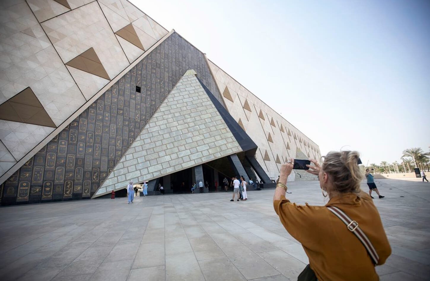 Uma Foto Maravilhosa De Uma Mulher Em Frente Ao Granmuseu Egipcio