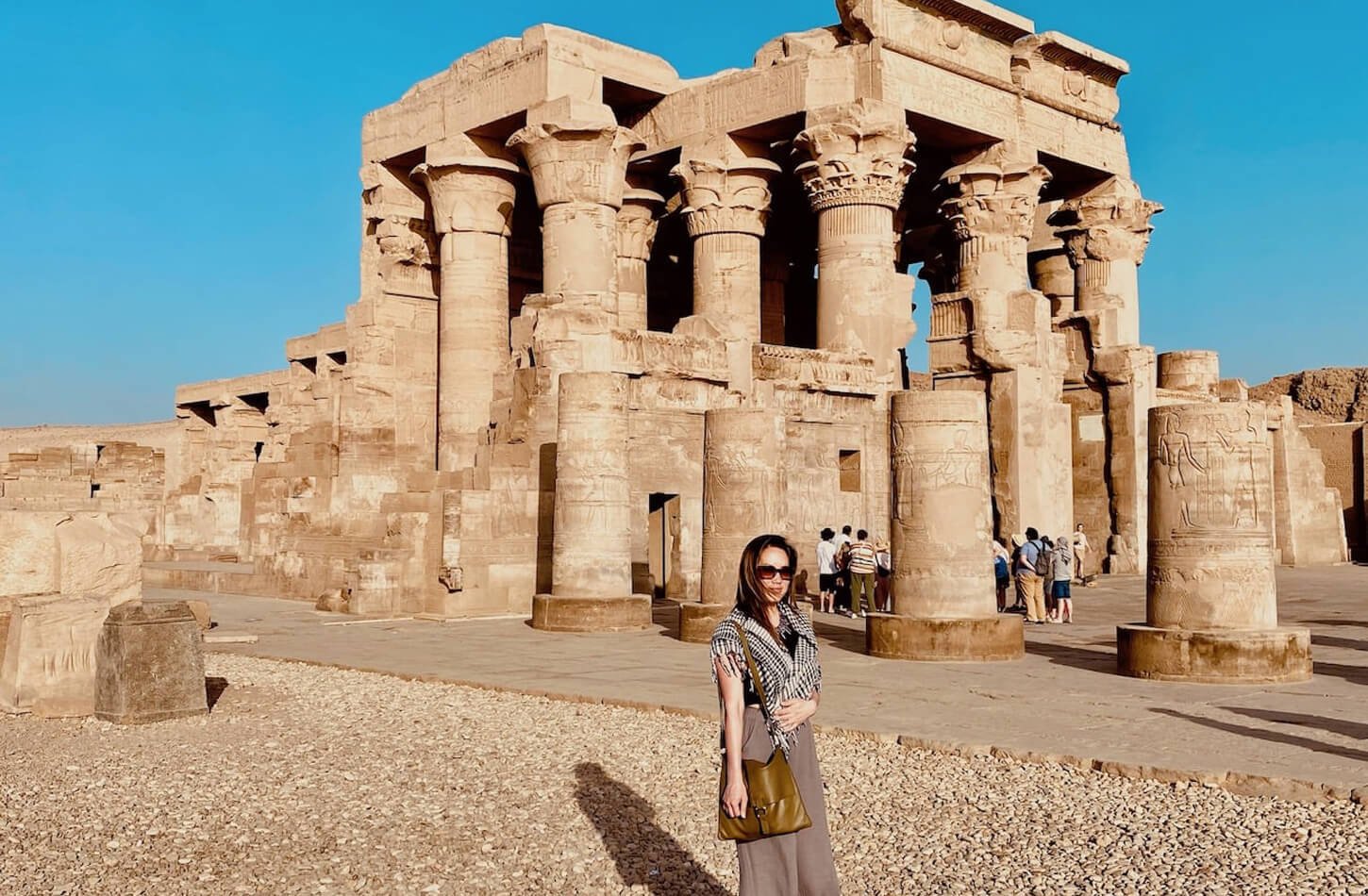 Uma Foto Maravilhosa De Uma Mulher Em Frente Ao Templo De Kombu