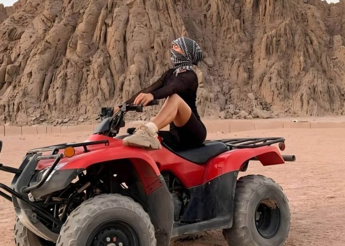 Uma Foto Maravilhosa De Uma Mulher Em Um Quadriciclo No Deserto De Marsa Alam