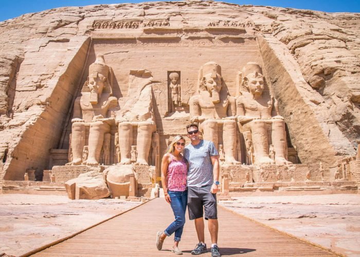 Uma Foto Maravilhosa Do Casal Em Frente Ao Templo De Abu Simbel