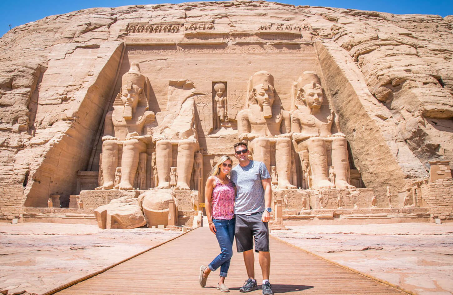 Uma Foto Maravilhosa Do Casal Em Frente Ao Templo De Abu Simbel