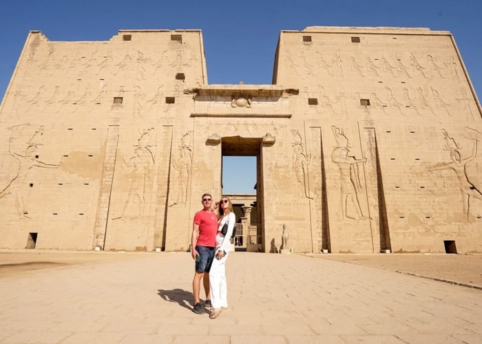 Uma Foto Maravilhosa Do Casal Em Frente Ao Templo De Edfu