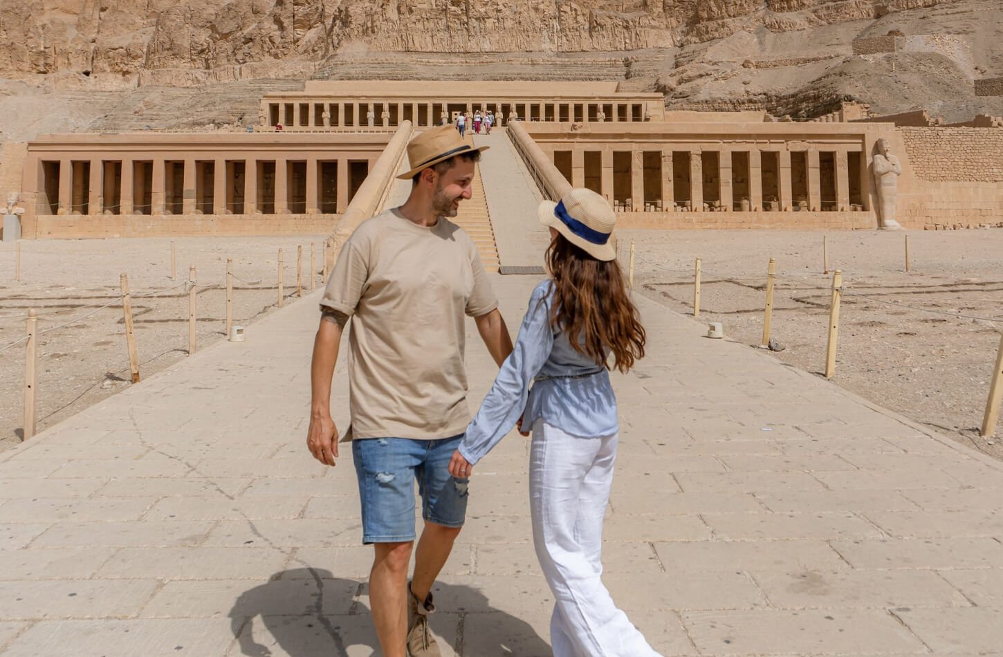 Uma Foto Maravilhosa Do Casal Em Frente Ao Templo De Hatshepsut