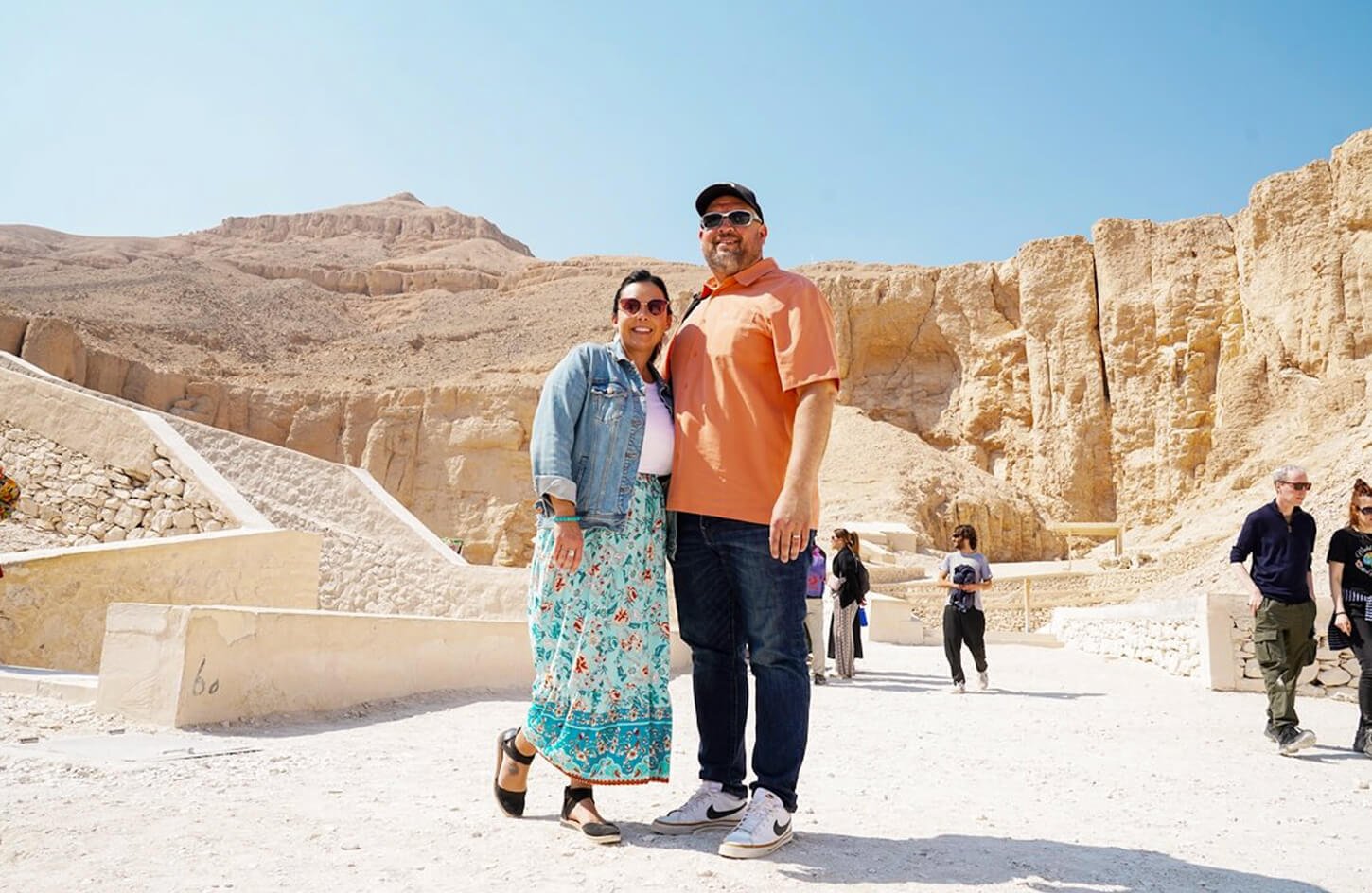 Uma Foto Maravilhosa Do Casal Em Frente Ao Vale Dos Reis Do Lado De Fora