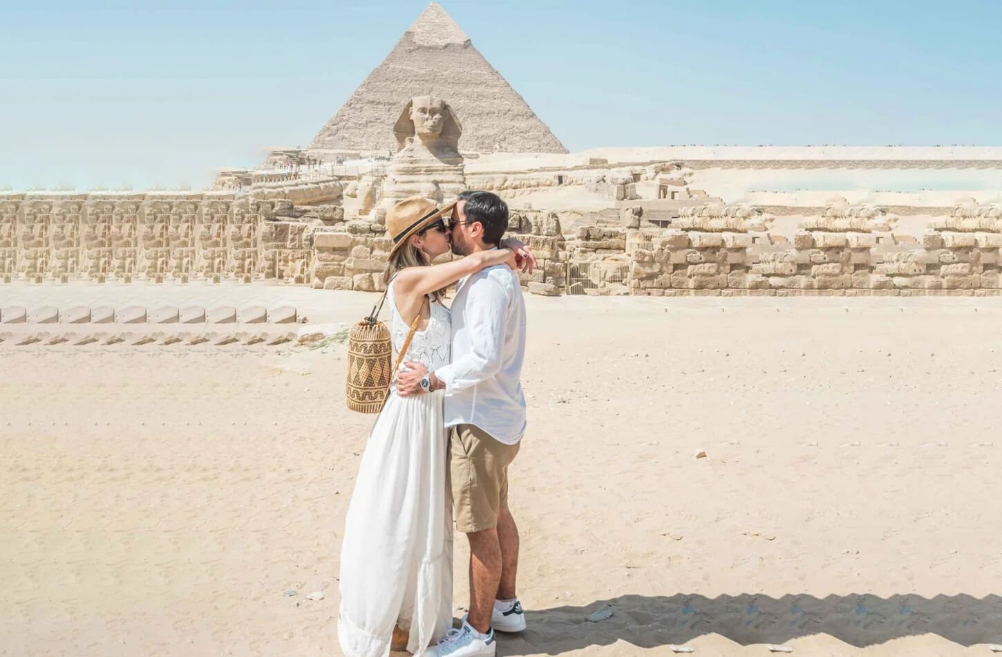 Uma Foto Maravilhosa Do Casal Nas Piramides De Gize