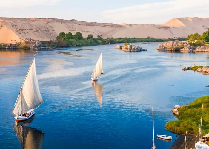 Uma Imagem Surpreendente De Algumas Felucas Em Luxor