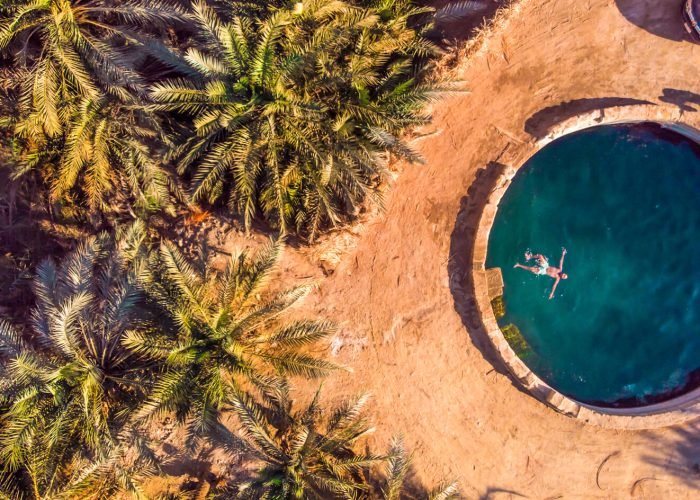 Uma Maravilhosa Imagem De Um Viajante De Uma Das Maravilhosas Fontes Em Siwa