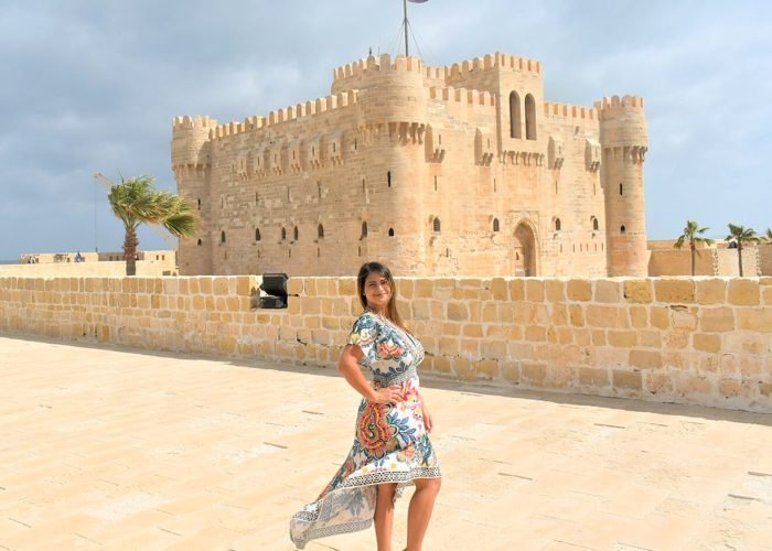 Uma Maravilhosa Imagem De Uma Menina Em Frente A Cidadela De Qaitbay Em Alexandria