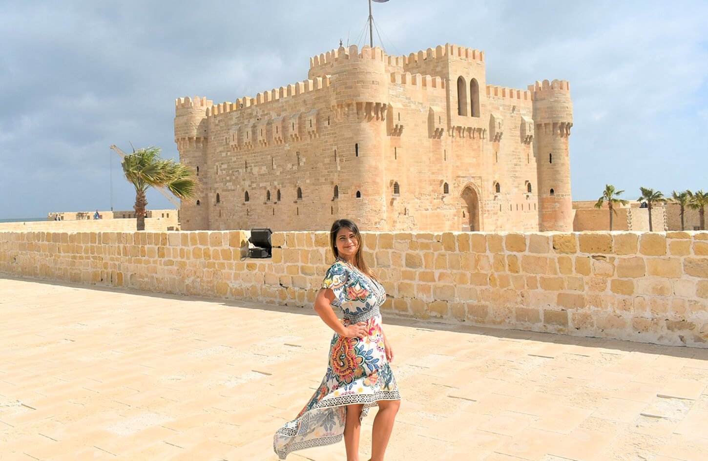 Uma Maravilhosa Imagem De Uma Menina Em Frente A Cidadela De Qaitbay Em Alexandria