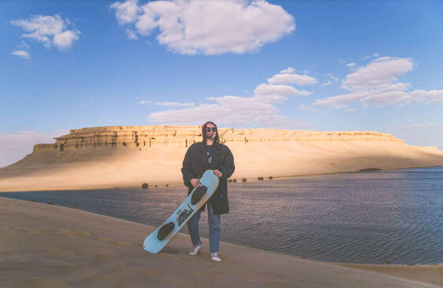 Uma Maravilhosa Imagem De Uma Menina Praticando Sand Skatting