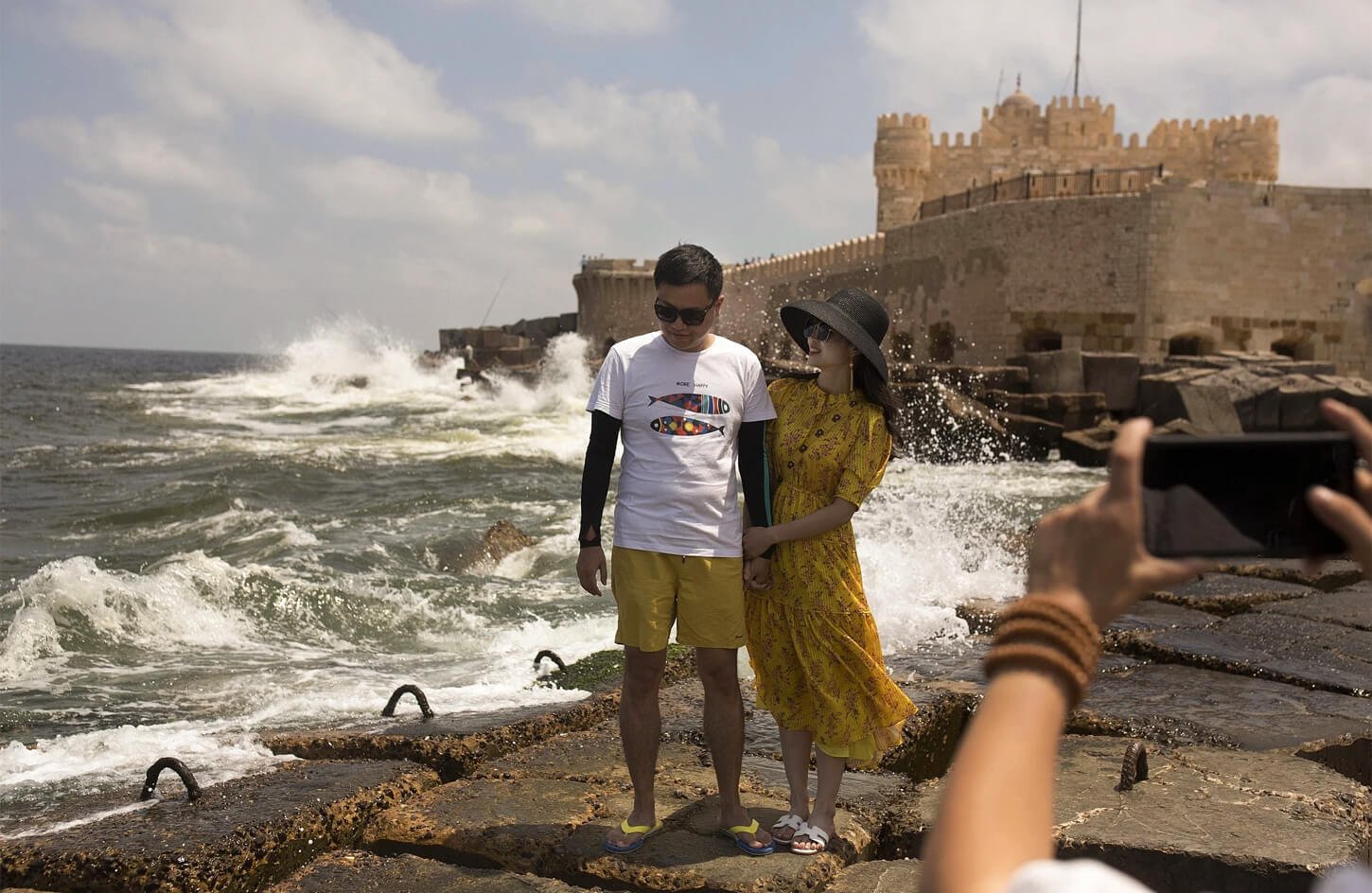 Uma Maravilhosa Imagem Do Casal Em Frente A Cidadela De Qaitbay Em Alexandria