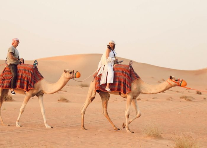 Uma Otima Foto De Alguns Turistas Andando De Camelo Em Um Safari Em Hurghada
