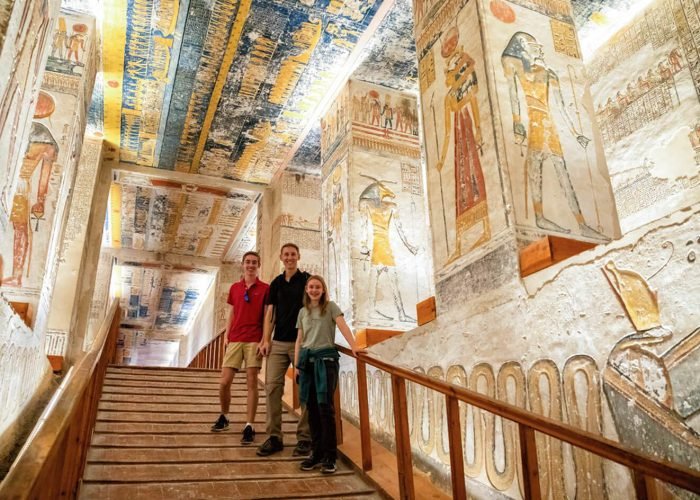 Uma Otima Foto De Alguns Turistas Do Interior Do Vale Dos Reis Em Luxor