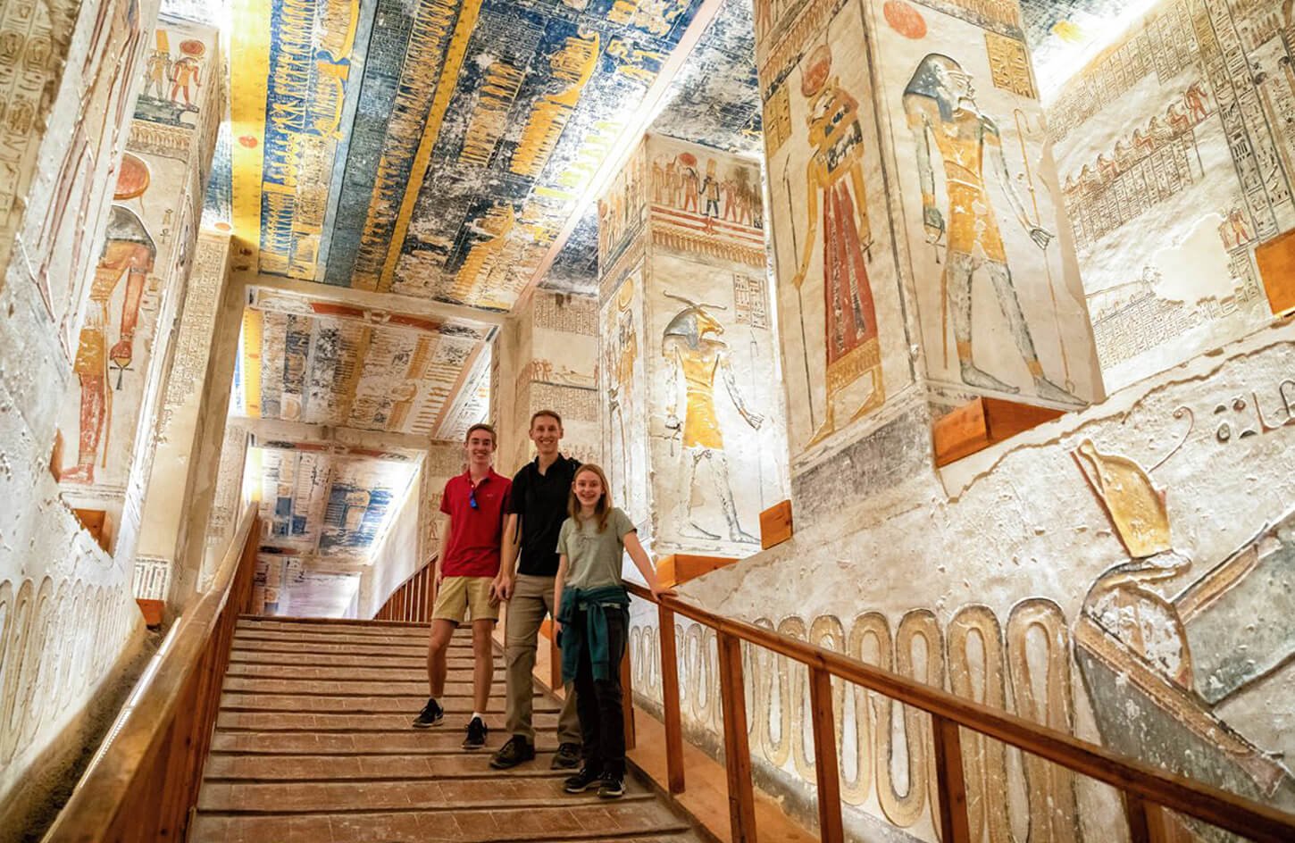 Uma Otima Foto De Alguns Turistas Do Interior Do Vale Dos Reis Em Luxor